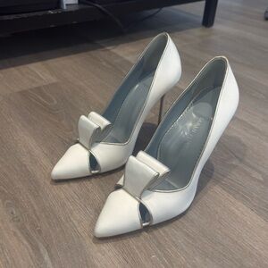 Brand new Sarah Flint Ivory Satin Bow Pointed-Toe Pump with Metallic Trim